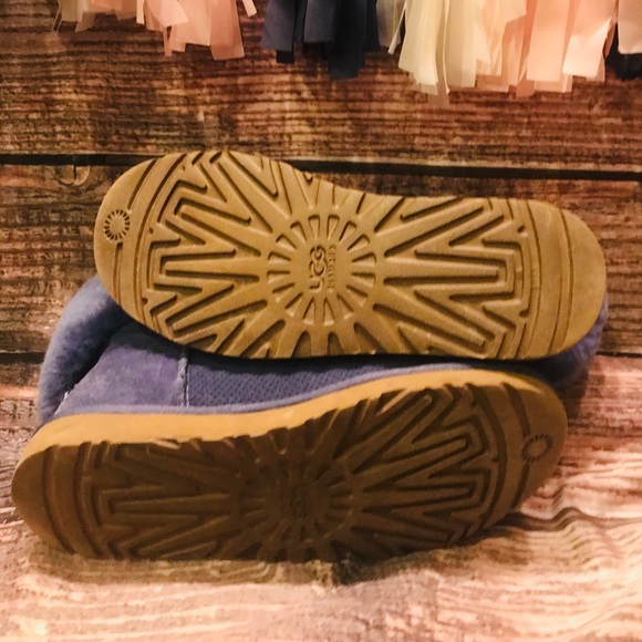 Ugg Eva Short bootie with wood button - Picture 6 of 6